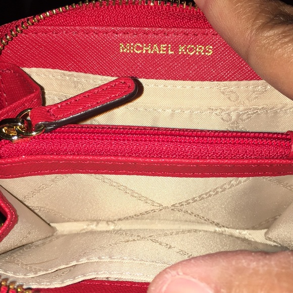 🔥Sale🔥Beautiful New Bright red MK pebbled leather zip wallet NWOT - Picture 3 of 7